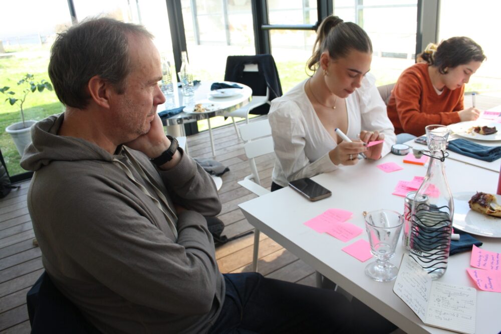 elever sitter rundt et bord