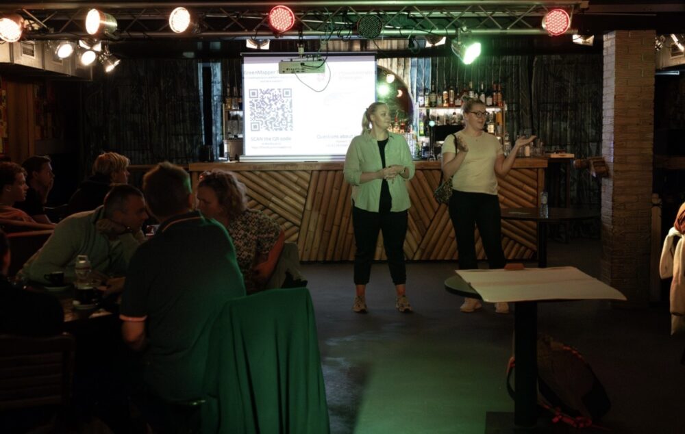 to studenter fremfører en presentasjon med et lysark bak seg