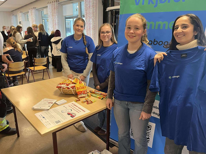 fire ungdommer foran et bord - SITE Mobility