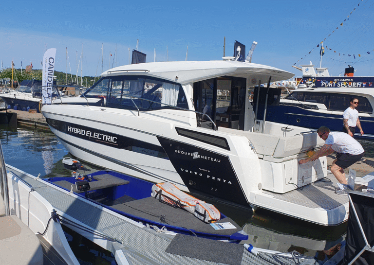 elbåt - flere elbåter langs kysten