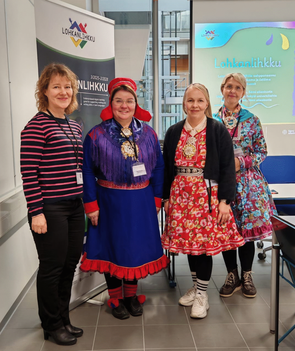 fire damer i samedrakter - samisk leseopplæring