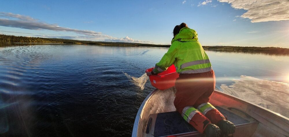båt på Pasvikelva - verdifulle grensevassdrag
