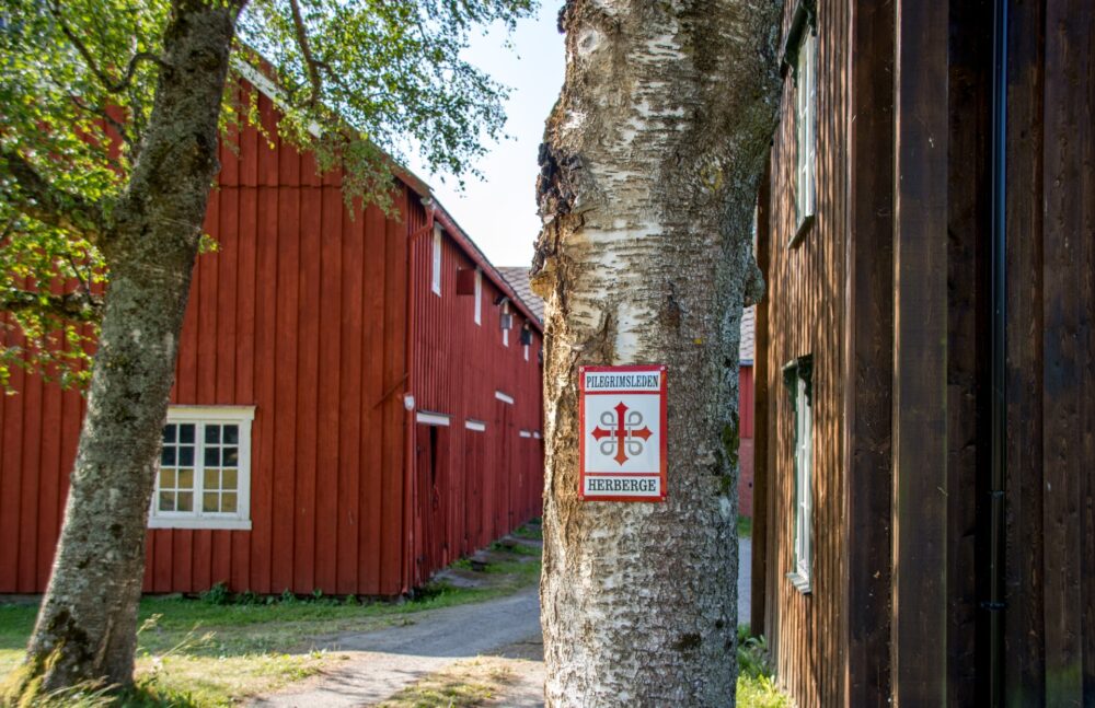 eldre hus på et tun - S:t Olavsleden besøksnæring