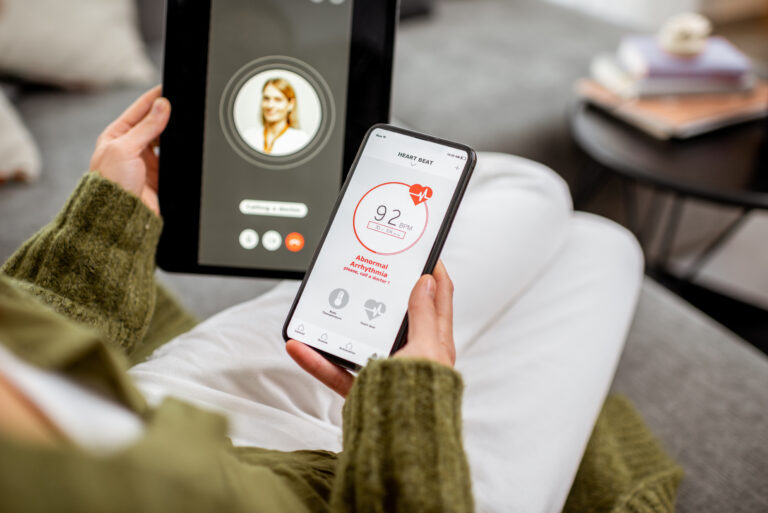 kvinne i kontakt med lege via nettbrett