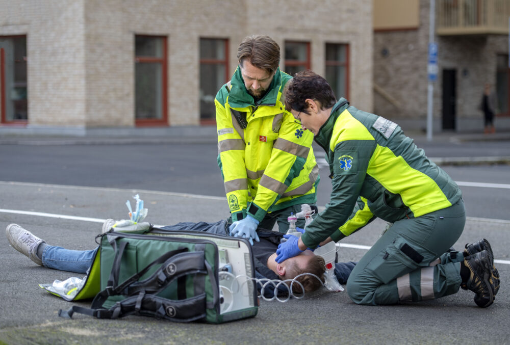abulansepersonell arbeider med en pasient i gata - Kontiki KI for framtidens helsetjenester