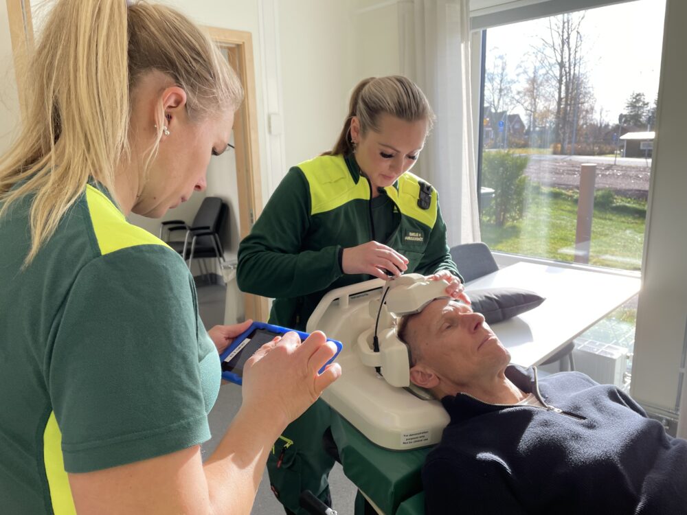 to leger som skanner hodet til en pasient - Kontiki KI for framtidens helsetjenester