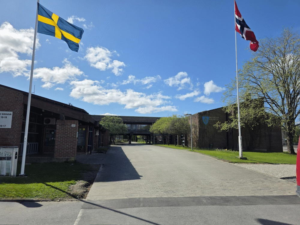 bilde av rådhus med både norsk og svensk flagg som vaier