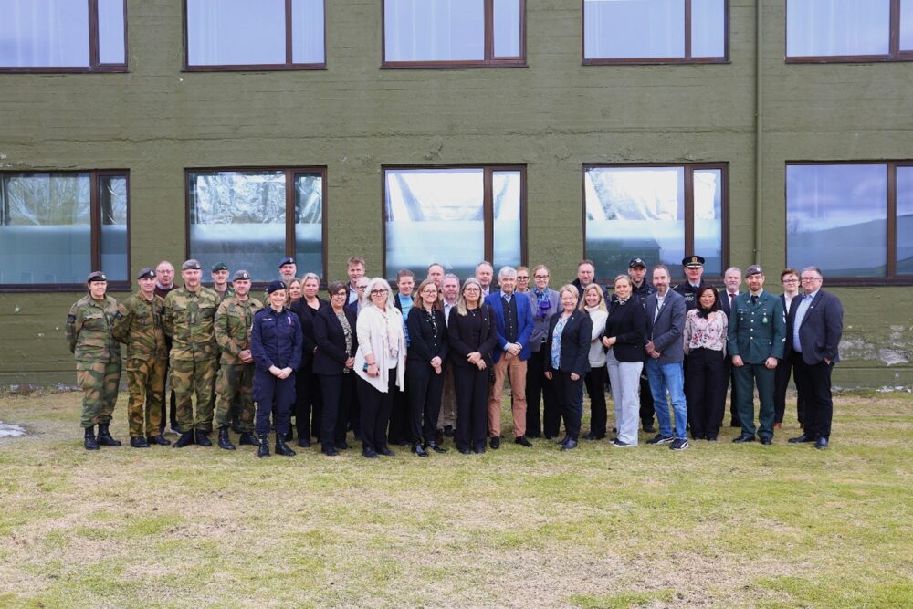 Gruppebilde utenfor Bodin Leir - nordisk beredskapssamarbeid