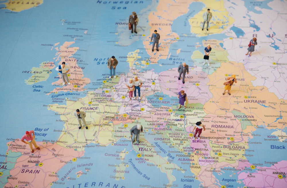 kart over europa med mennesker som står på ulike steder - kunnskapsgrunnlag for Interreg etter 2027