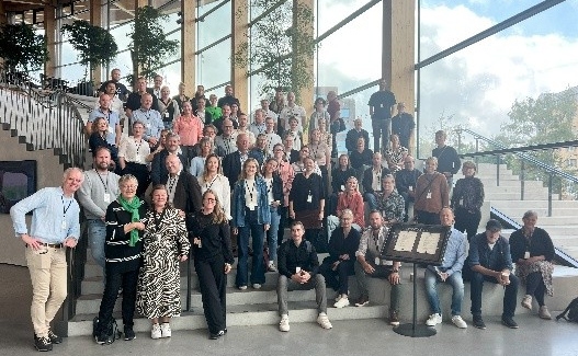 en stor gruppe mennesker som står i en trapp