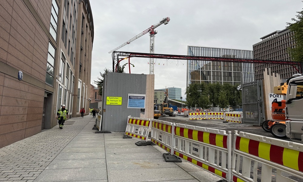 Bilde av byggegjerde utenfor kontorbygg, byggeplass