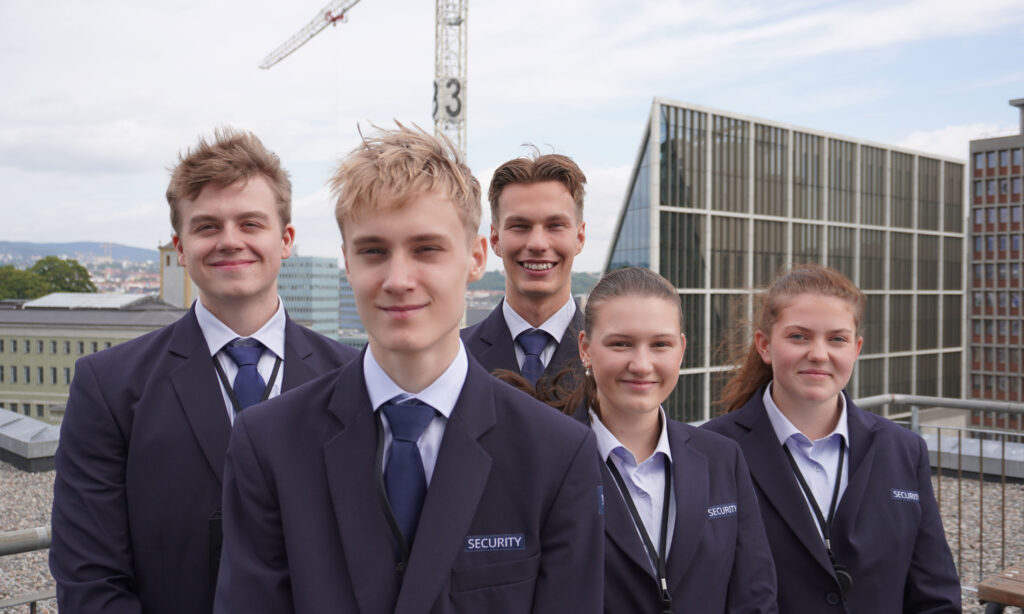 gruppe med yngre medarbeidere i uniform