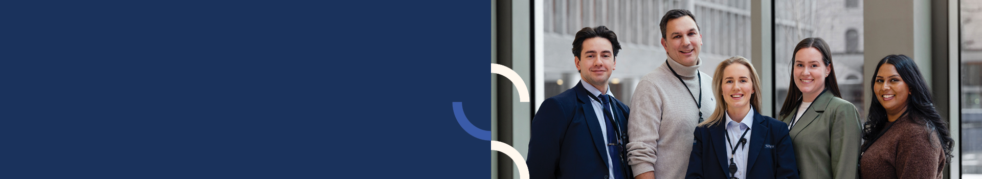 Grafisk banner, halvparten er blåfarget, resterende halvdel viser et foto av en gruppe ansatte.