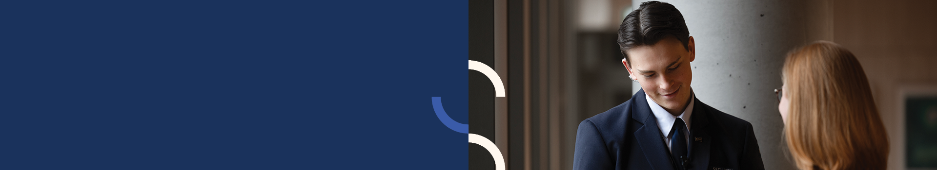 Grafisk banner, halvparten er blåfarget, resterende halvdel viser et foto av en DSS sikkerhetsvakt som tar imot en ansatt.