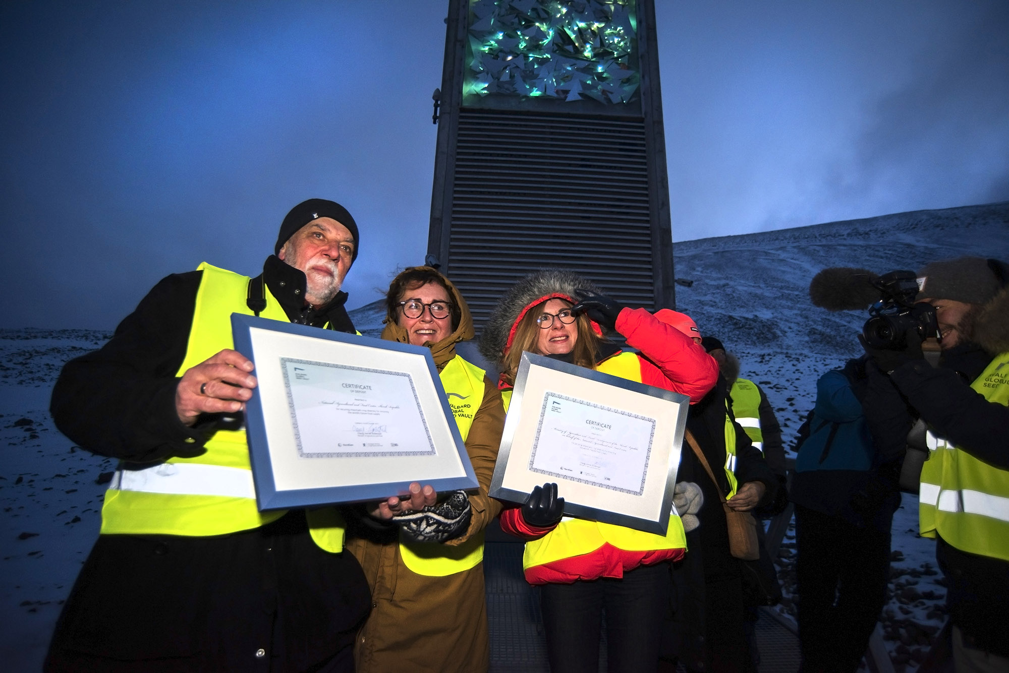Norwegian Minister Olaug Vervik Bollestad and Slovakian Minister Gabriela Matecna depositing the first box of Slovakian seeds into Svalbard Global Seed Vault.