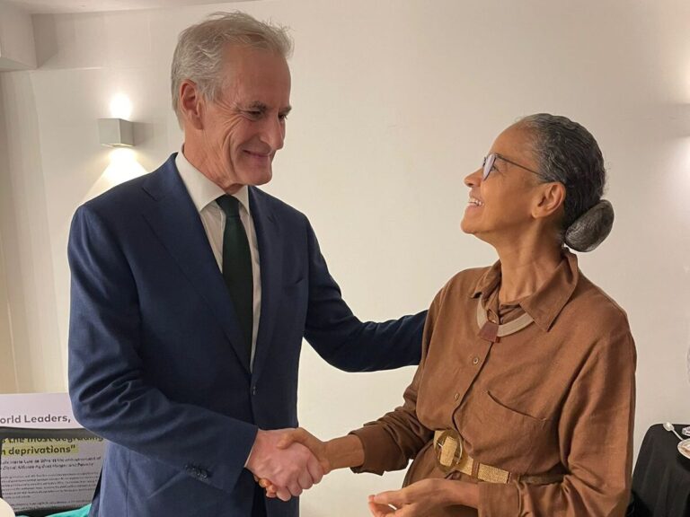 Støre shakes hands with Marina Silva