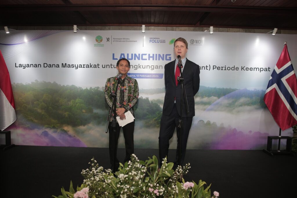 Indonesia’s Minister of Forestry Raja Juli Antoni and Norway’s Minister of International Development Åsmund Aukrust at press conference in Jakarta.