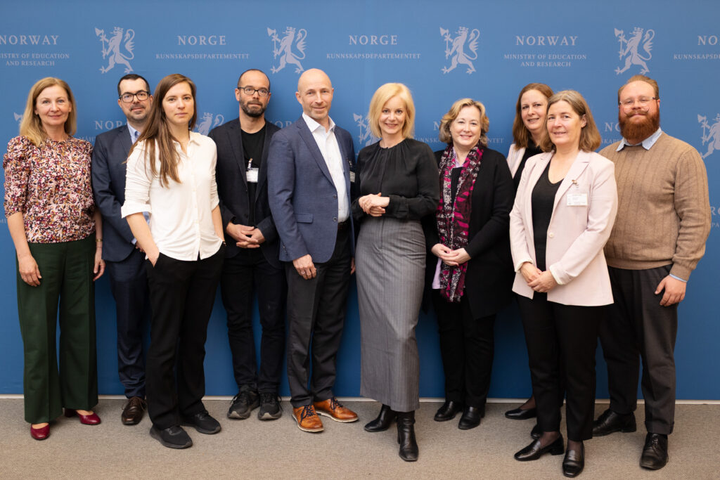 Hele utvalget står sammen med forsknings- og høyere utdanningsminister Sigrun Aasland.