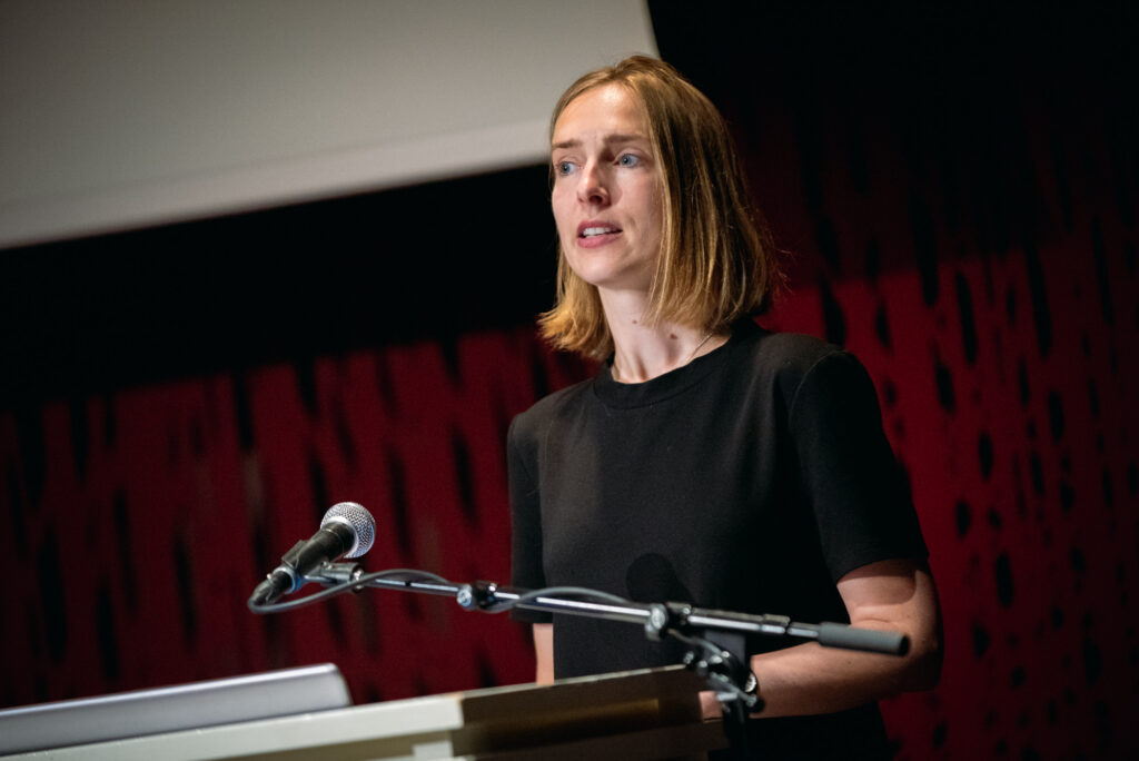 Kvinne på talestol.