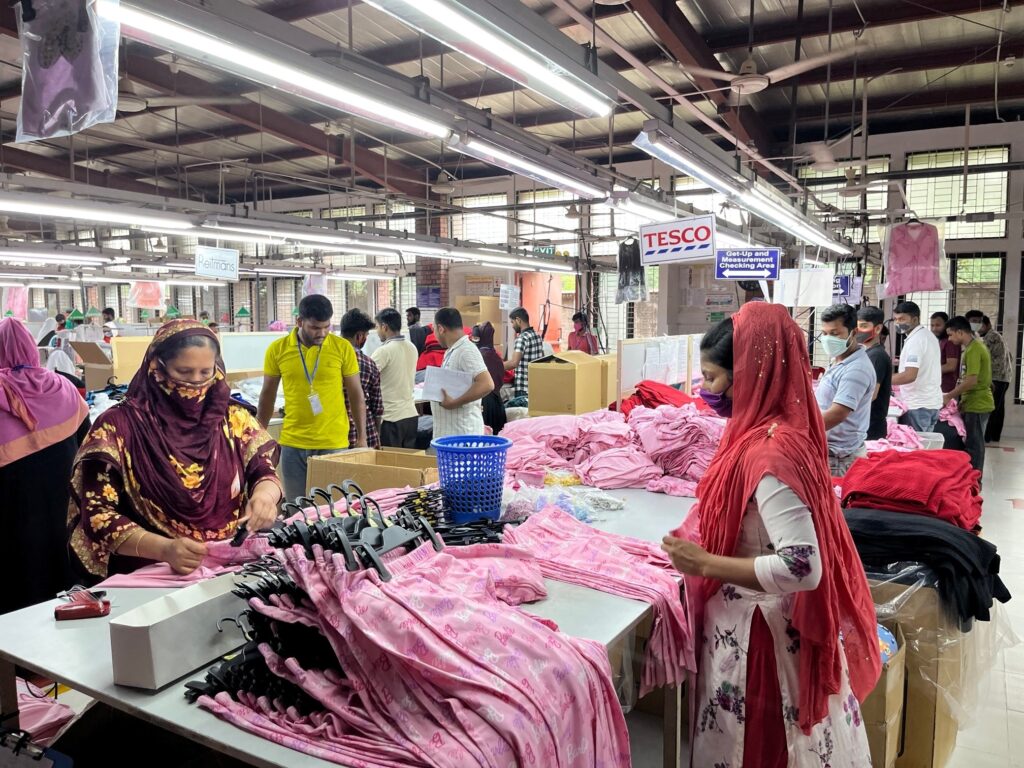 Kvinner som arbeider på tekstilfabrikk i Bangladesh.