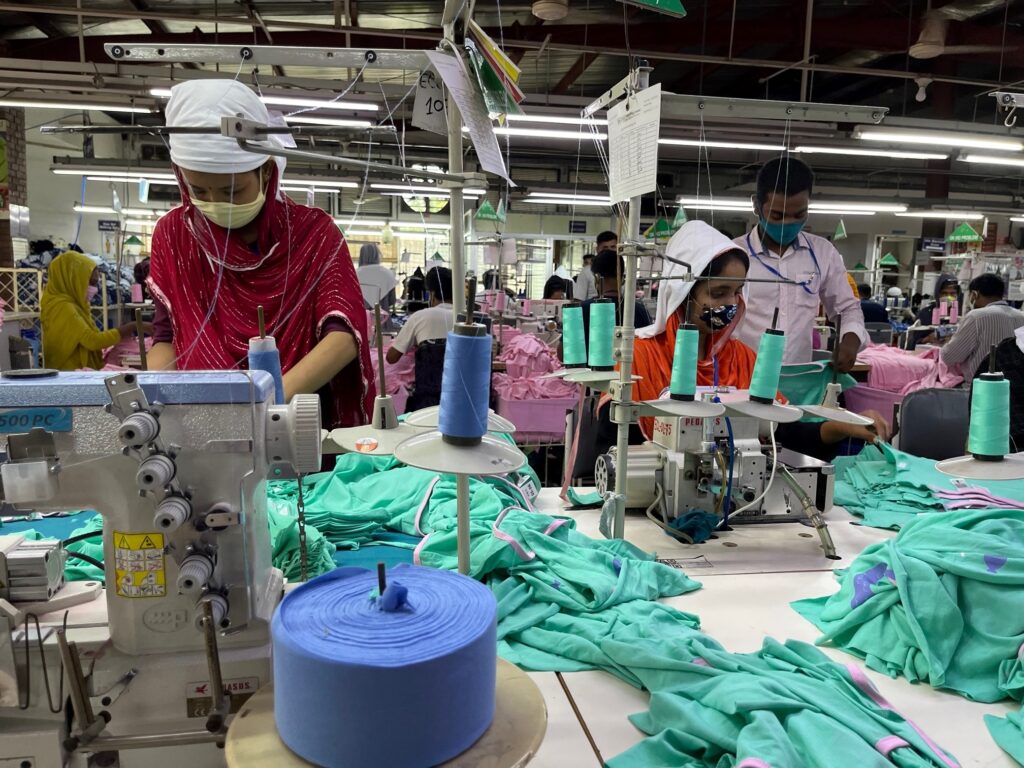 Tekstilarbeidere på fabrikk i Bangladesh.
