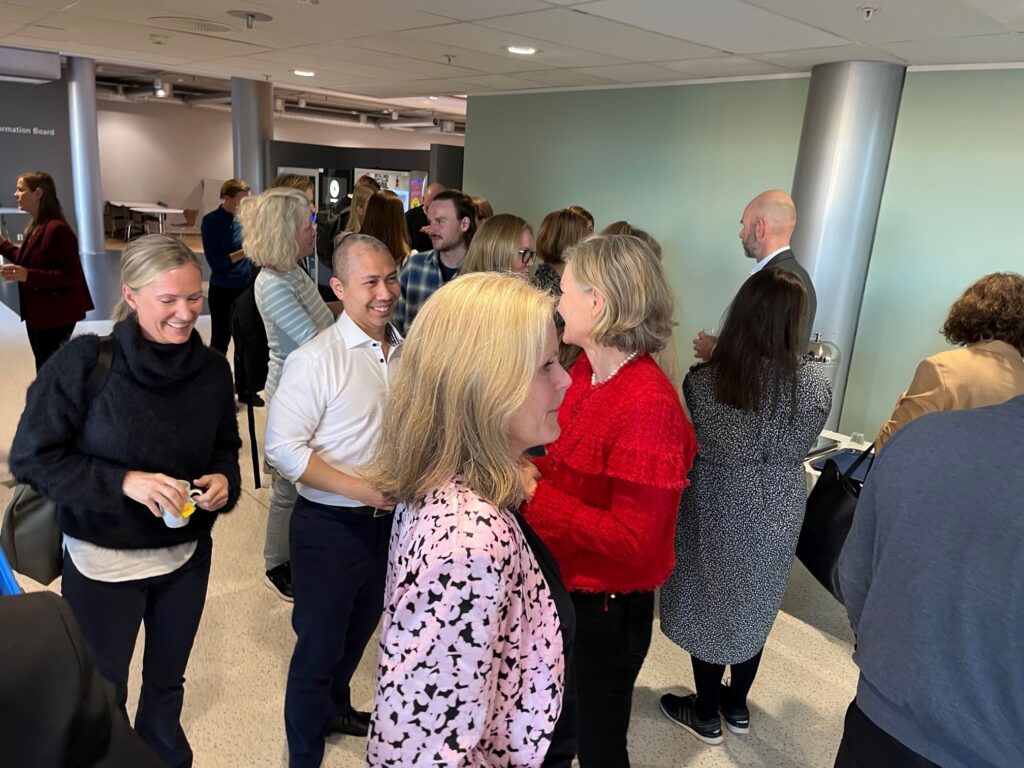 Gruppe mennesker mingler i kaffepause
